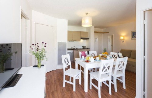 Guidel-Plages Condo | Scenic Sea View Apartment with Pool Access and Breakfast