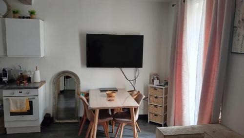 Houilles Apartment | Convenient Apartment 10 Minutes from Paris Attractions