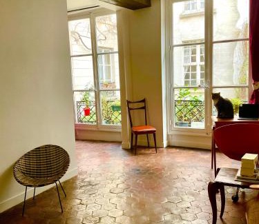 4th Arrondissement Apartment | Bel appartement ancien sur cour verdoyante