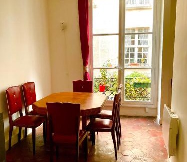 4th Arrondissement Apartment | Bel appartement ancien sur cour verdoyante