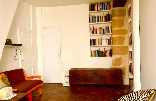 4th Arrondissement Apartment | Bel appartement ancien sur cour verdoyante
