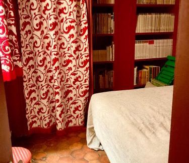 4th Arrondissement Apartment | Bel appartement ancien sur cour verdoyante