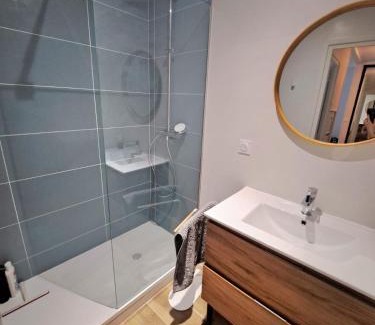 Gorge de Loup Apartment | Serene Apartment with Parking, Rated 8.9/10 for Families