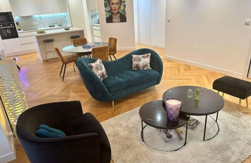 Reims City Centre Apartment | Charming Apartment with Parking in Central Reims, 10/10 Rated