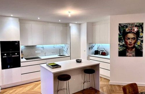 Reims City Centre Apartment | Charming Apartment with Parking in Central Reims, 10/10 Rated