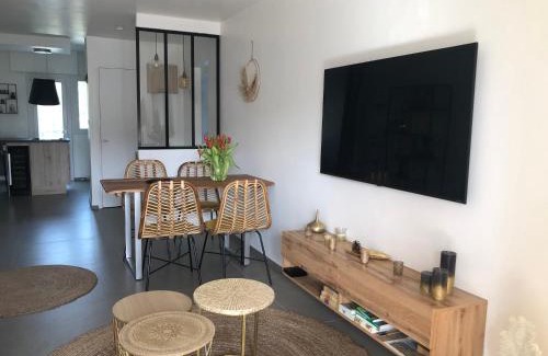 Sanary-sur-Mer Apartment | Stylish 3-Star Apartment Near Port and Beach, Rated 9.7