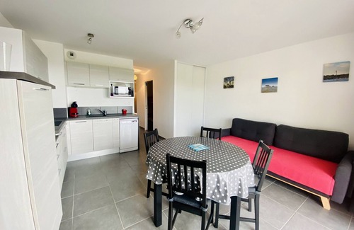 Biscarrosse Plage Apartment | Oceanfront Retreat: Bel Appartement with Stunning Views