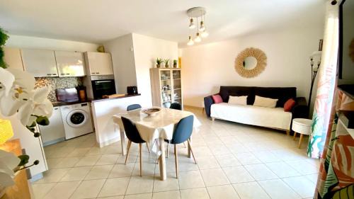 Agay Apartment | Seaside Escape: Guest Rated 9/10 with Pool & Family Friendly