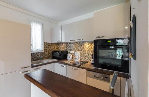 Agay Apartment | Seaside Escape: Guest Rated 9/10 with Pool & Family Friendly