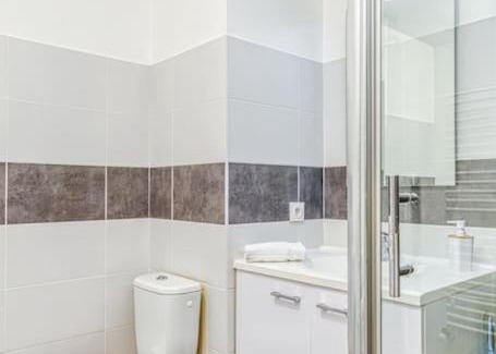 Quartier Exposition-Bajatiere Apartment | Modern Apartment with Private Garage and Fiber Wifi