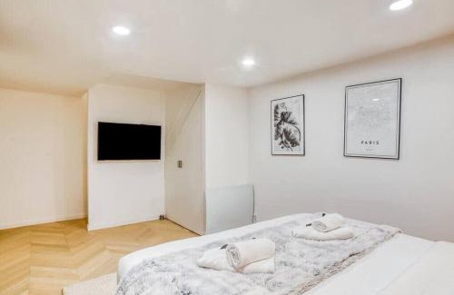 Quartier de la Plaine-de-Monceaux Apartment | Spacious Apartment for 6 Near Iconic Champs Elysees