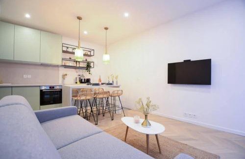 Quartier de la Plaine-de-Monceaux Apartment | Spacious Apartment for 6 Near Iconic Champs Elysees