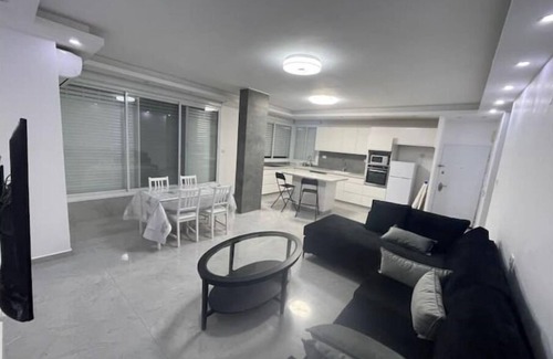 Netanya Apartment | Family-Friendly Retreat at Bel Appartement sur le Kikar