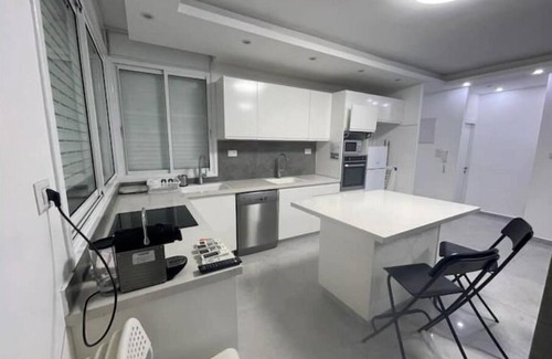 Netanya Apartment | Family-Friendly Retreat at Bel Appartement sur le Kikar