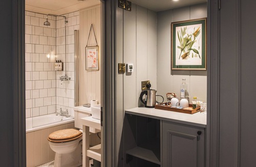 Odiham Hotel | Guest Rated 9.2: Bel & The Dragon Odiham with Dining Options
