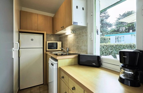 Colleville-sur-Mer Apartment | Beachfront Bungalow Near Omaha Beach with Ocean View Terrace
