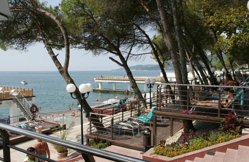 Tsentralnyy Resort | Belarus Health Resort: Relax by the Ocean with Pool Access