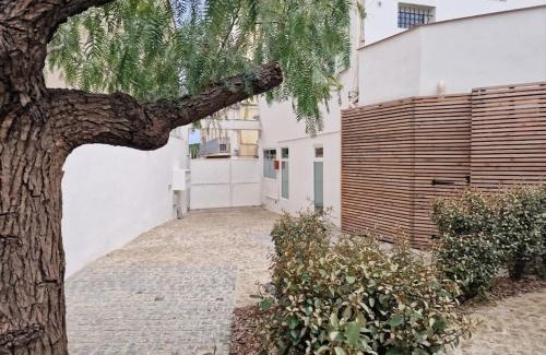 Bandol Apartment | Belazur: Family-Friendly Retreat by Beach and Port