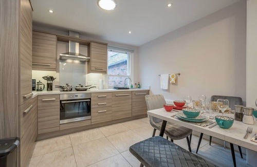 Belfast City Centre House | Modern Belfast City Centre Stay with Parking & Breakfast