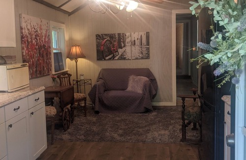 Dickel House | Inviting Daffodil Belle at Bell Buckle Guest House