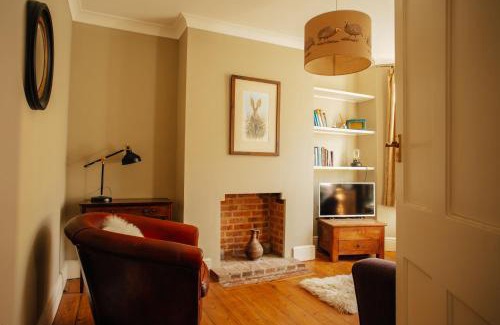 Alfriston House | Cozy Bell Cottage: Pet & Child Friendly Getaway Awaits