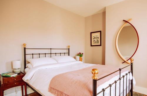 Alfriston House | Cozy Bell Cottage: Pet & Child Friendly Getaway Awaits