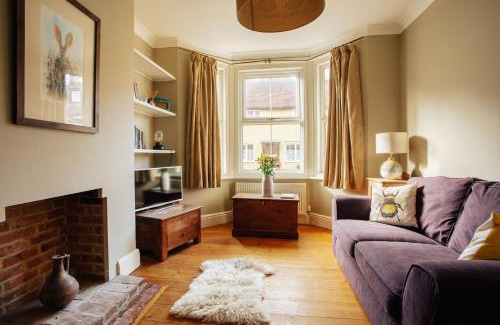 Alfriston House | Cozy Bell Cottage: Pet & Child Friendly Getaway Awaits