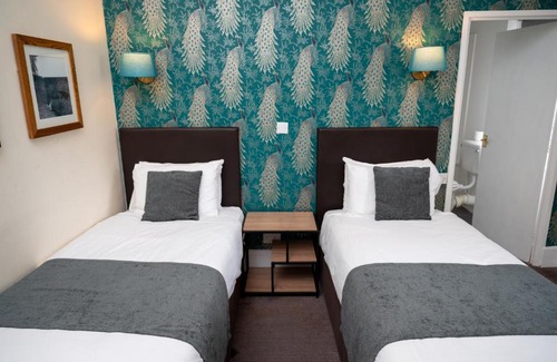Tewkesbury Hotel | Relax at Bell Hotel with Family-Friendly Amenities