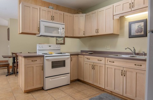 La Pointe Apartment | Unforgettable Bell Street Lodging with Lake Views & Breakfast