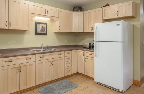 La Pointe Apartment | Unforgettable Bell Street Lodging with Lake Views & Breakfast