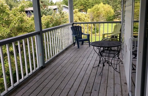 La Pointe Apartment | Unforgettable Bell Street Lodging with Lake Views & Breakfast