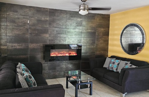 Monterrey House | Bella Casa con Jardín en Cerradas de Cumbres