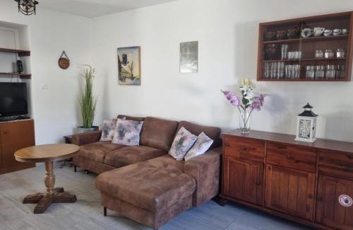Vira House | Inviting Bella Fosano Casa: Pet-Friendly Retreat with Hot Tub