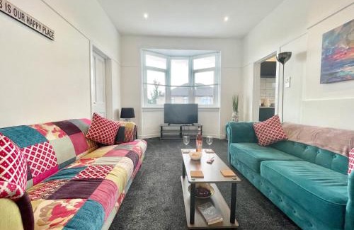 Cardonald Apartment | Discover Bella House: Family-Friendly Stay in Glasgow