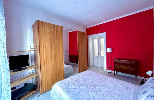 Parella Apartment | Bella House: Steps from Metro, Pet and Child Friendly Stay