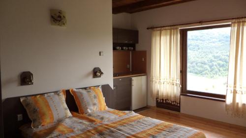 Hlevene House | Inviting Bella House: Oceanfront Pool & Top Guest Rating 9.9