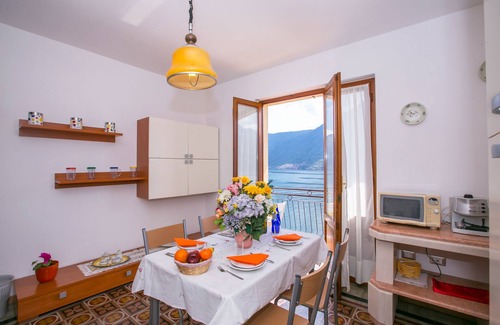 Colonno Apartment | Idyllic Bella Lake View Hotel in Colonno, Italy