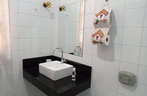 Santa Teresa Apartment | Cozy Bella Lapa: Family-Friendly with Wi-Fi & Breakfast