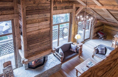 Eores House | Cozy Chalet Retreat with Hot Tub and Breakfast Included