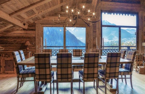 Eores House | Cozy Chalet Retreat with Hot Tub and Breakfast Included
