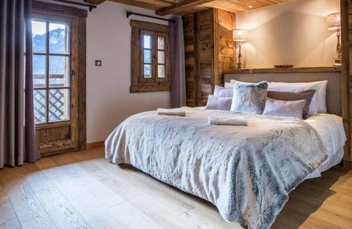 Eores House | Cozy Chalet Retreat with Hot Tub and Breakfast Included