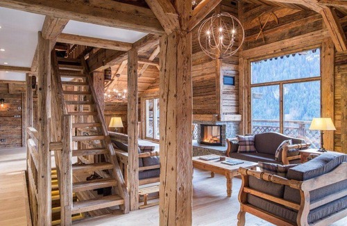 Eores House | Cozy Chalet Retreat with Hot Tub and Breakfast Included