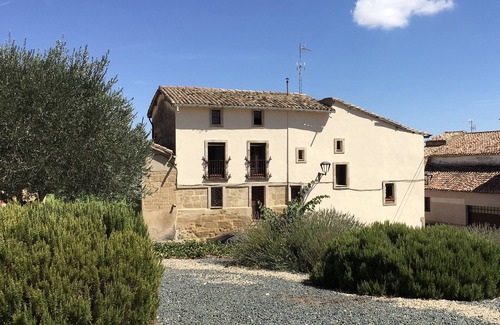 Zarraton Villa | Historic Bella Property with Spa and Breakfast Included