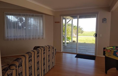 Ventnor House | Experience Bella Views: Beachfront Stay with Stunning Amenities
