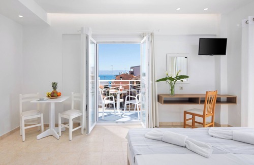 Benitses Hotel | Ocean View Retreat at Bella Vista Beach Hotel & Studios