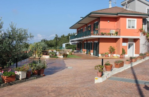 Montecorvino Pugliano Bed & Breakfast | Charming Bella Vista B&B: Guest Rated 9/10 with Breakfast