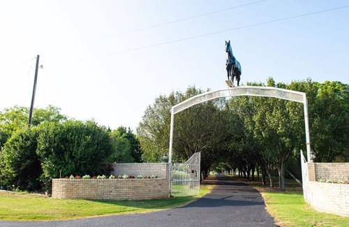 Cross Roads House | Experience Bella Vista Ranch Cedar House: Family-Friendly Retreat