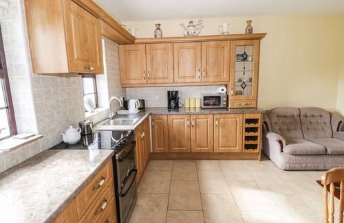 Ballysadare Cottage | Welcoming BELLADRIHID COTTAGE: Pet-Friendly Retreat