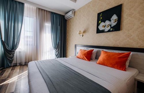 Tsentralnyy Hotel | Discover Bellagio Hotel: Family-Friendly Stay with Hot Tub