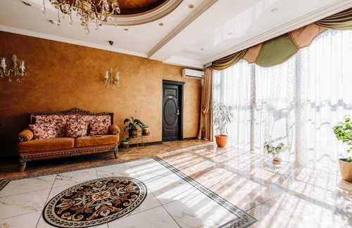 Tsentralnyy Hotel | Discover Bellagio Hotel: Family-Friendly Stay with Hot Tub